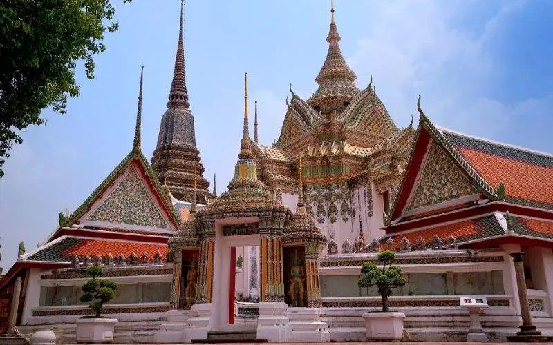A entrada do Wat Pho exibe a sua arquitetura deslumbrante