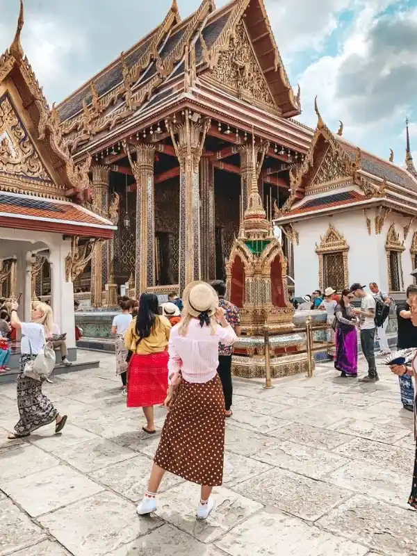 Admire a arquitetura tradicional do Wat Phra Kaew, que revela o requinte do artesanato tailandês