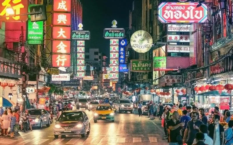 Chinatown de Bangkok desperta ao pôr do sol