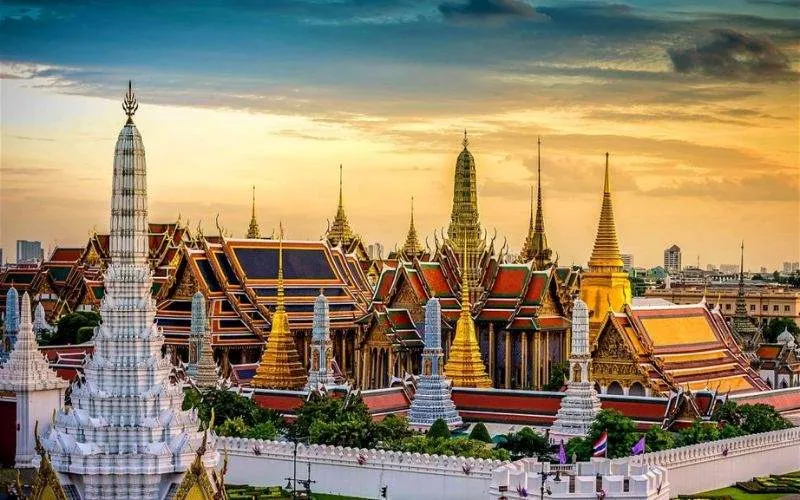 Com seus telhados coloridos, Wat Pho revela toda a grandiosidade