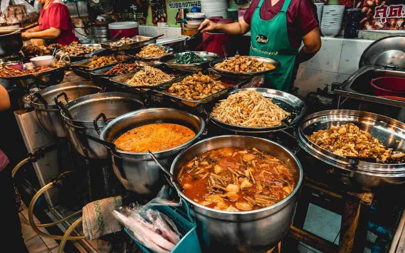 A comida tailandesa local é viciante e tem muitos sabores explosivos