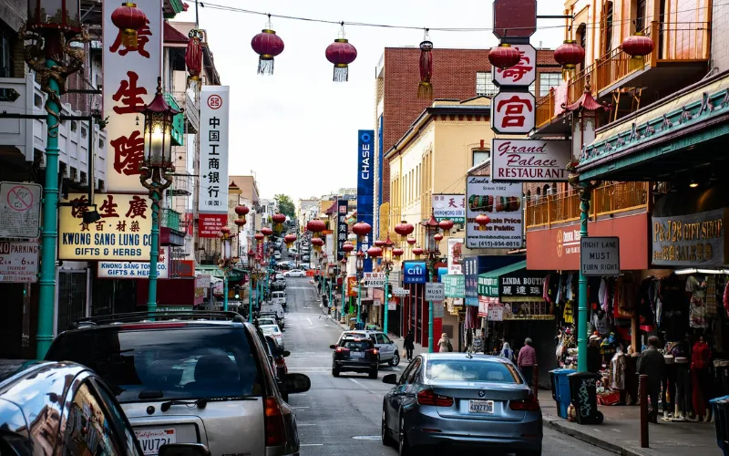 De dia, o bairro revela seu lado sereno e cultural