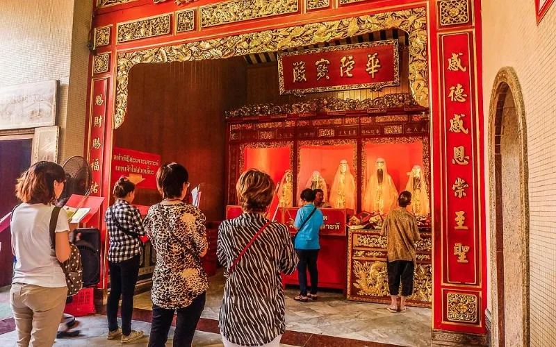 Espaço tranquilo recebe fiéis que queimam incenso