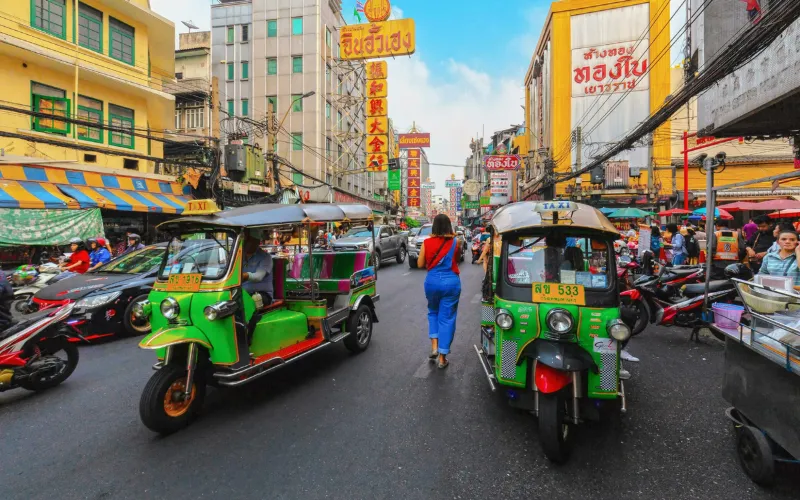 Visitantes usam tuk-tuks para passear pela cidade