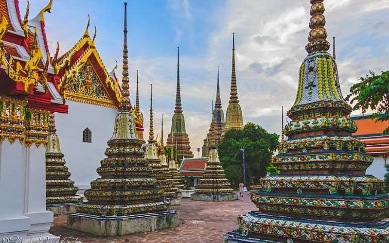 Chedis de Wat Pho homenageiam reis da dinastia Chakri