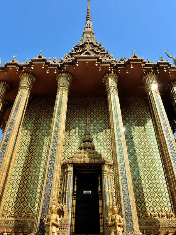 Phra Mondop guarda escrituras e mosaicos dourado