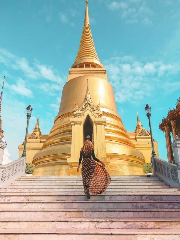 Phra Si Rattana Chedi é estupa dourada sagrada
