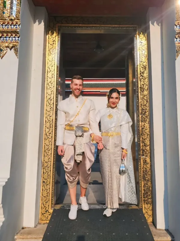 Pode alugar trajes tradicionais tailandeses, que combinam bem com o cenário do templo