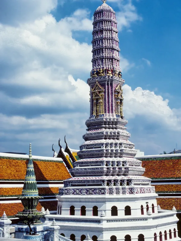 Prangs do Wat Phra Kaew têm torres Khmer detalhadas