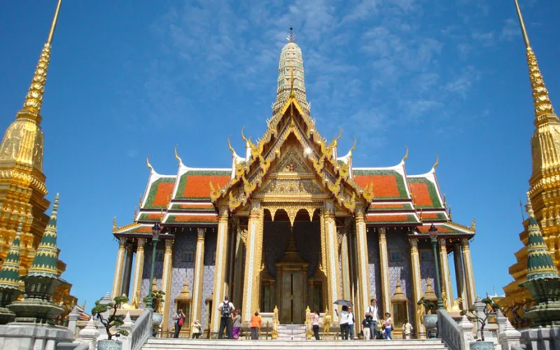 Prasat Phra Thep Bidorn honra reis e arquitetura