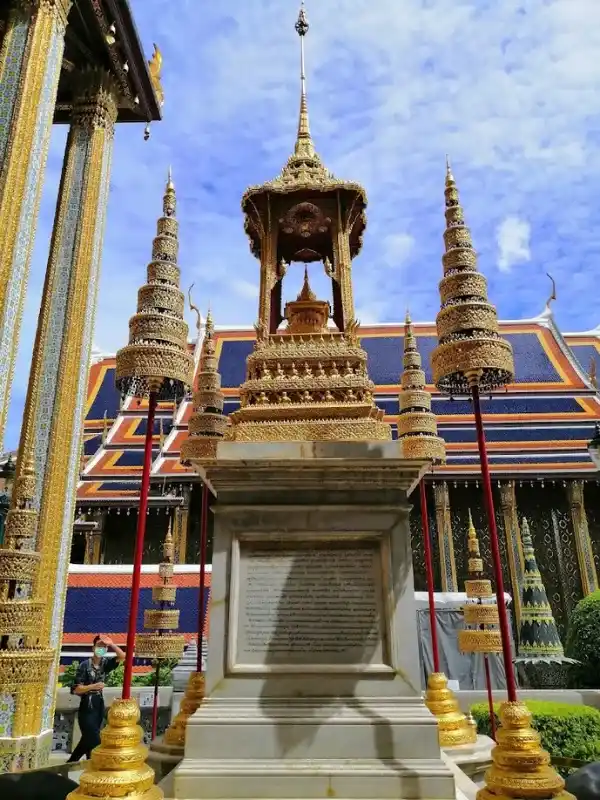 Wat Phra Kaew é para cultos, sem monges