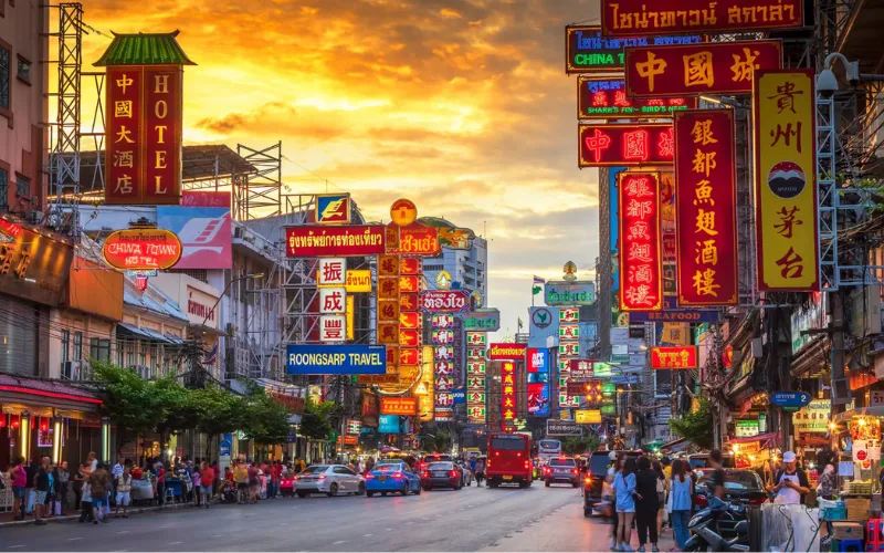 Visitantes fotografam na golden hour ou à noite com néon