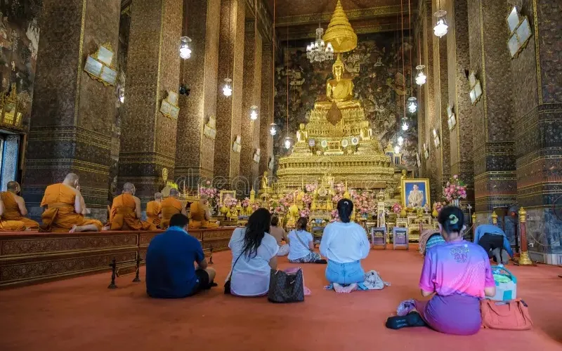 Meditação no templo traz paz e reflexão interior