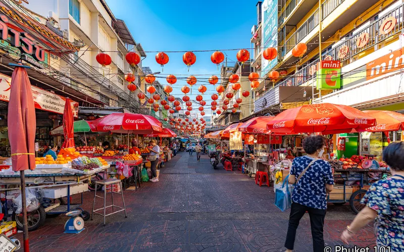 Visitantes exploram vielas com tecidos e souvenirs únicos