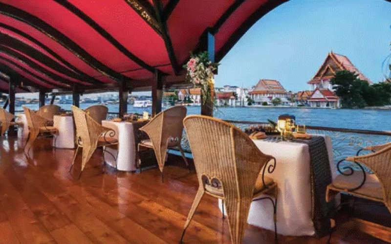 Aproveite vistas românticas à beira-rio na tranquila região de Sathorn