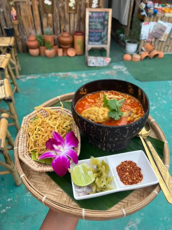 Khao Soi: curry de coco com macarrão crocante