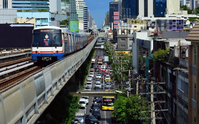 O BTS oferece uma fuga suave e com ar-condicionado do congestionamento da cidade