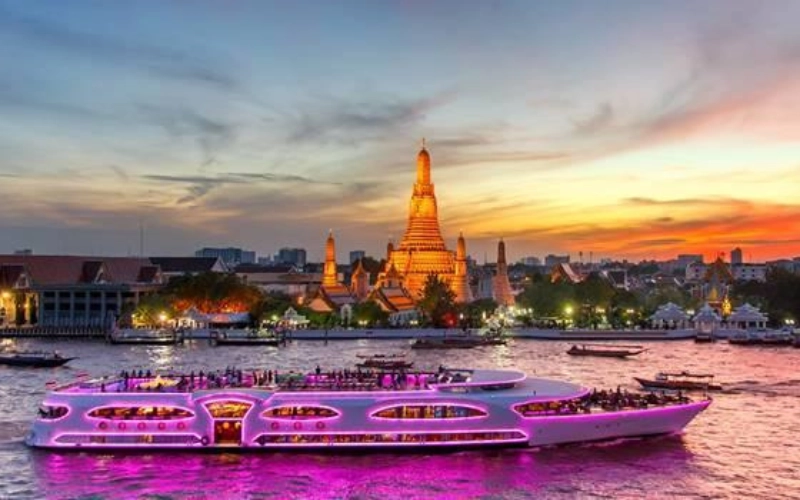 O cruzeiro passa por templos icônicos, oferecendo uma vista mágica do patrimônio de Bangkok