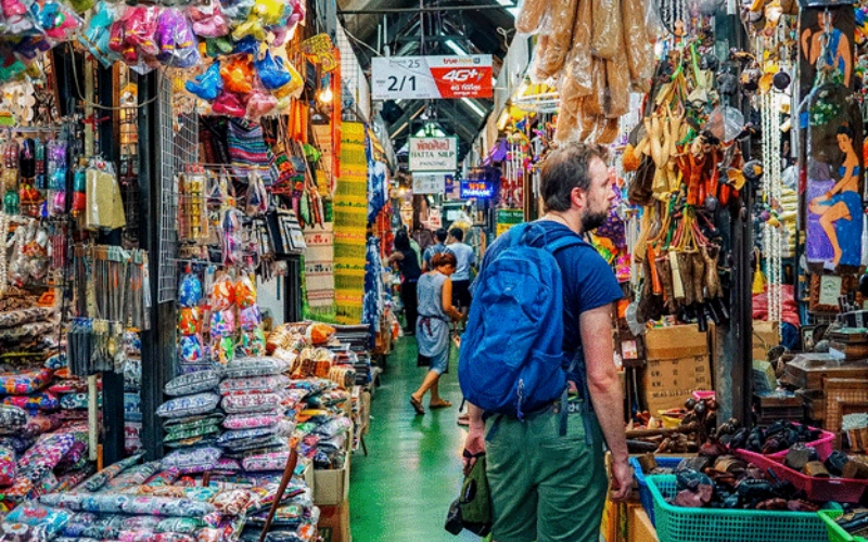 Os visitantes exploram milhares de barracas no icônico mercado de fim de semana de Bangkok