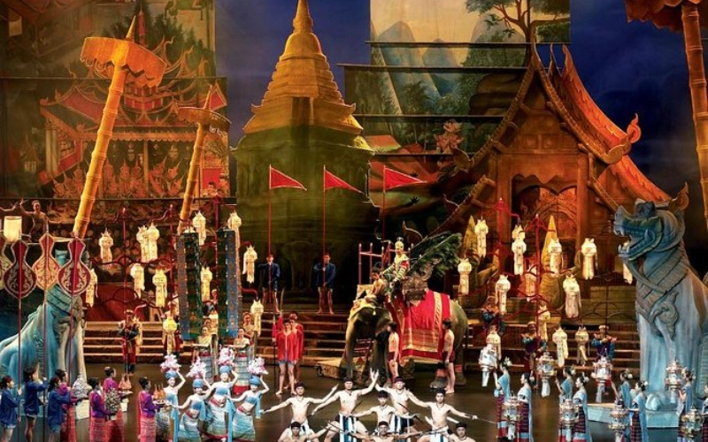 Siam Niramit celebra cultura em palco grandioso