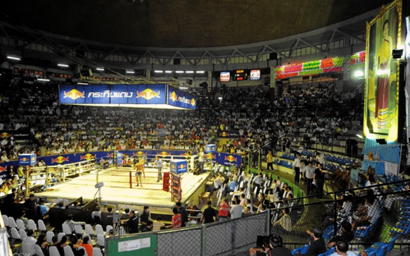 Sinta a energia do esporte nacional da Tailândia em sua arena mais icônica