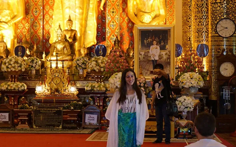 O salão principal do Wat Chedi Luang recebe os visitantes com beleza sagrada e profundidade espiritual