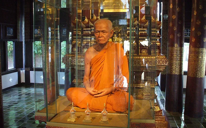 O tempo para, a espiritualidade permanece: Homenagem aos mestres sagrados