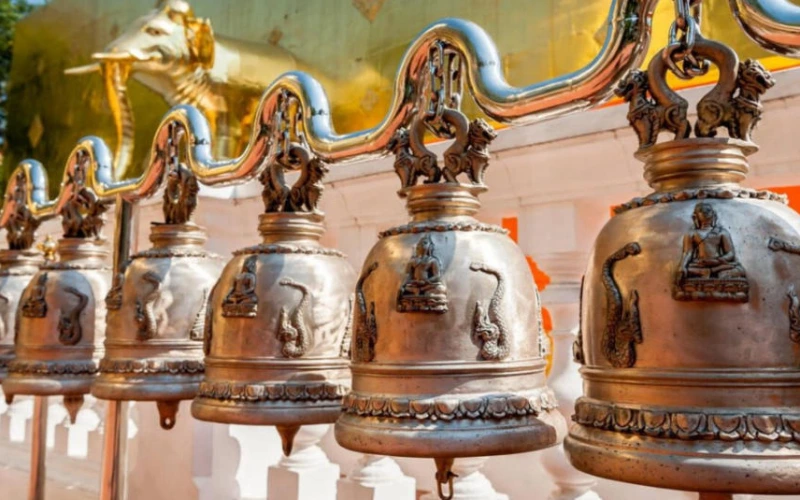 Sinos sagrados no Wat Phra Singh, tradição budista em Chiang Mai, Tailândia