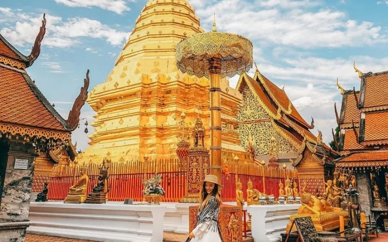 Templo sagrado em Chiang Mai com arquitetura dourada e atmosfera espiritual