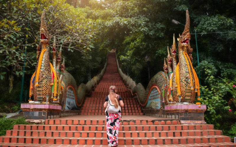 Templo sagrado em Chiang Mai com detalhes dourados deslumbrantes