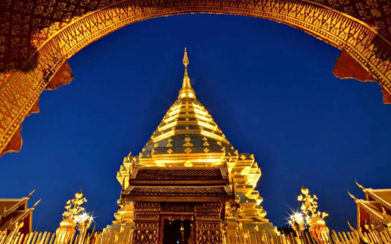 Templo Wat Doi Suthep iluminado à noite, revelando sua beleza e espiritualidade