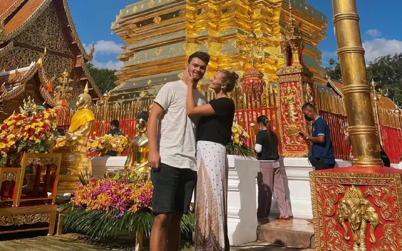 Os visitantes adoram o Wat Phra That Doi Suthep por suas vistas deslumbrantes.