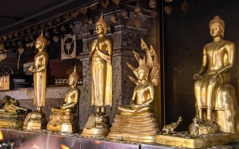 Vista deslumbrante do templo sagrado no topo do Doi Suthep, Chiang Mai