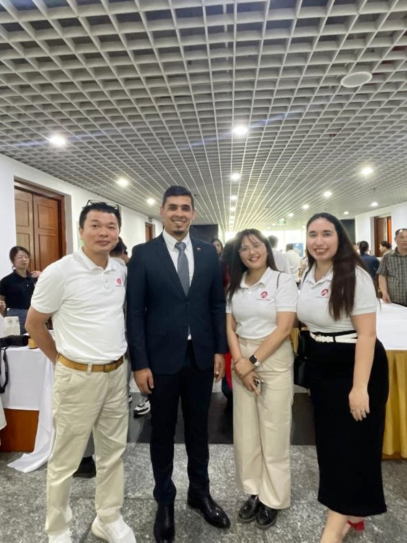 Mónica Laura y Lucas junto al Sr. Juan Carlos Fernandes Juárez, embajador de Venezuela en Vietnam.
