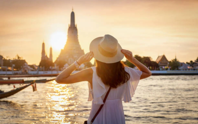 Admire o pôr do sol à beira do Wat Arun