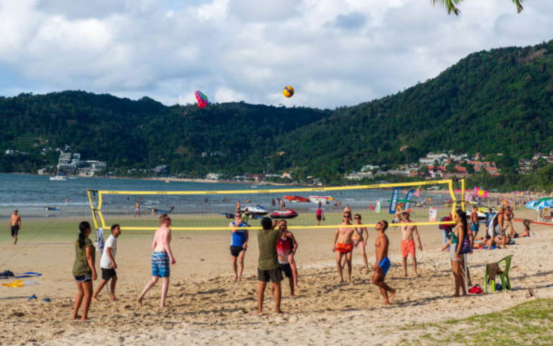 Atividades de praia divertem pais e filhos