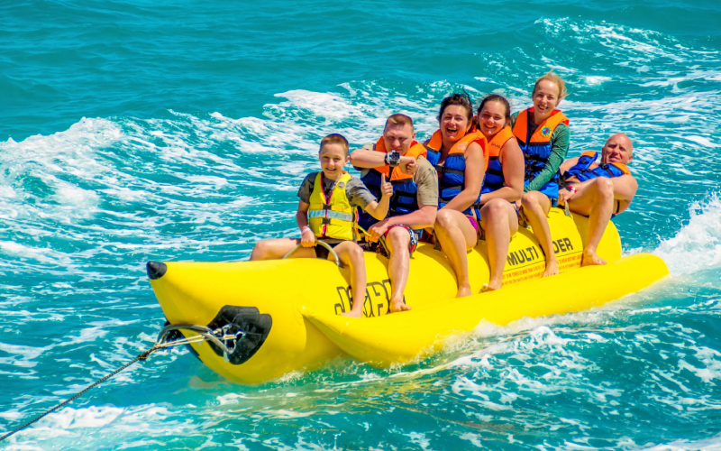 Banana boat garante adrenalina e risadas
