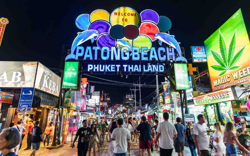 Bangla Road pulsa com bares e shows à noite