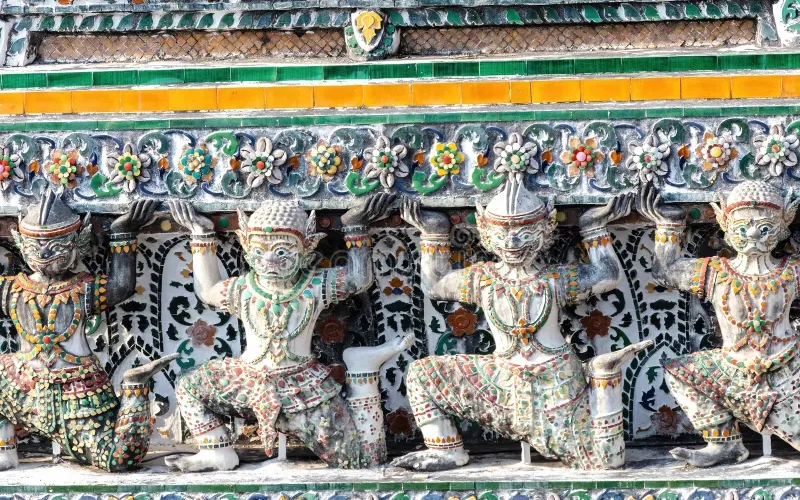 Divindades surgem em entalhes delicados