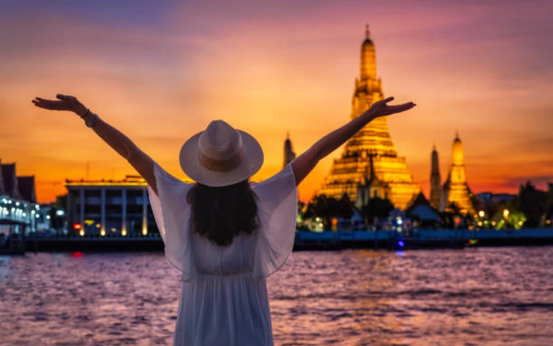 Luz do entardecer realça beleza do Wat Arun