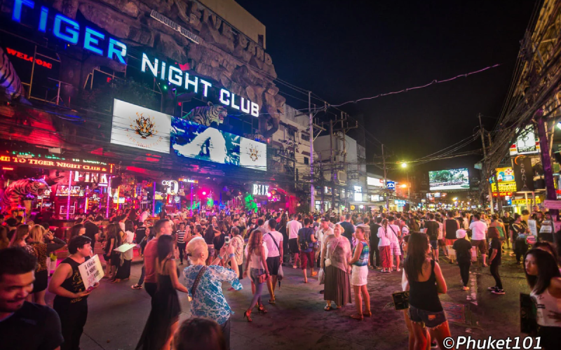 Patong vibra à noite com festa e agitação