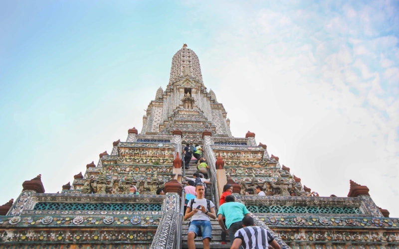 Suba degraus sagrados para ver o rio Chao Phraya