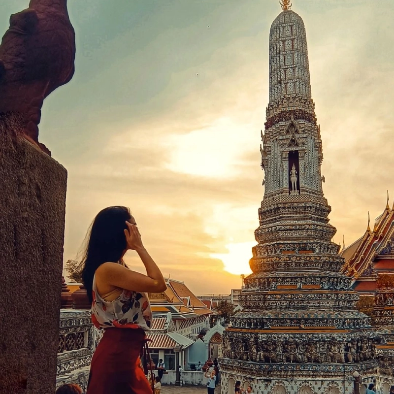 Torre do Wat Arun brilha ao amanhecer