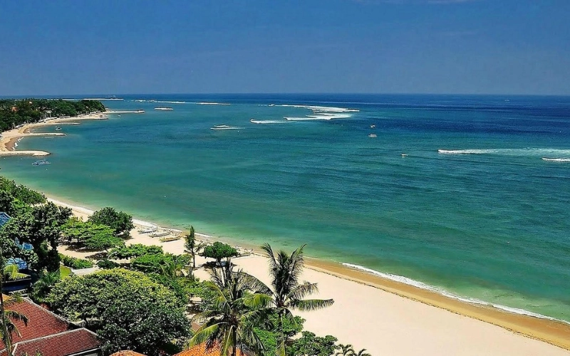 A Kuta Beach, em Bali, costuma ser tão movimentada quanto as praias mais populares da Tailândia