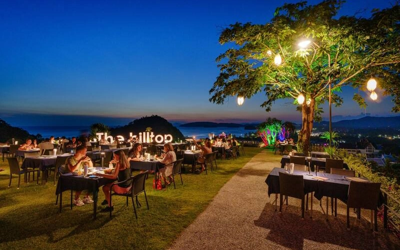 Ao Nang tem bares à beira mar com música e coquetéis