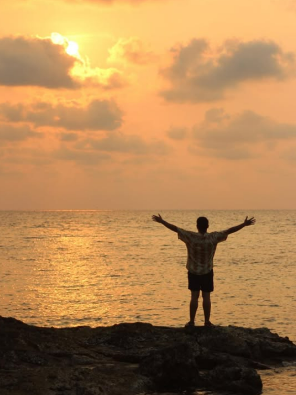 Ao Phrao brilha com beleza serena no entardecer