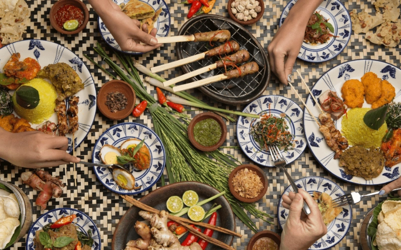 Babi Guling é uma especialidade balinesa, enquanto Java tende à culinária halal, atendendo à sua população muçulmana