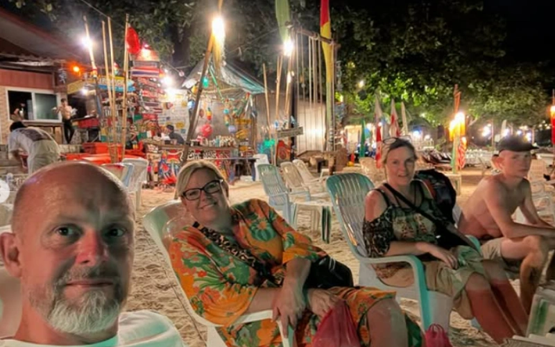 Bares e cadeiras iluminam a noite em Chaweng