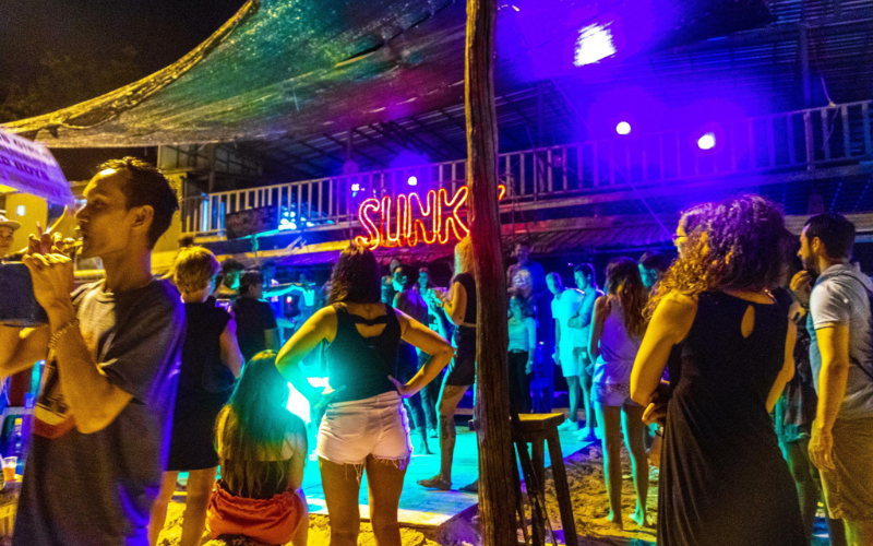 Bares oferecem música, dança e noites animadas