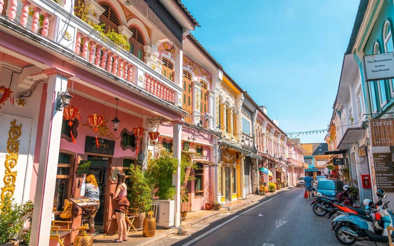 Caminhe pelas ruas coloridas e mercados vibrantes da Cidade Velha de Phuket